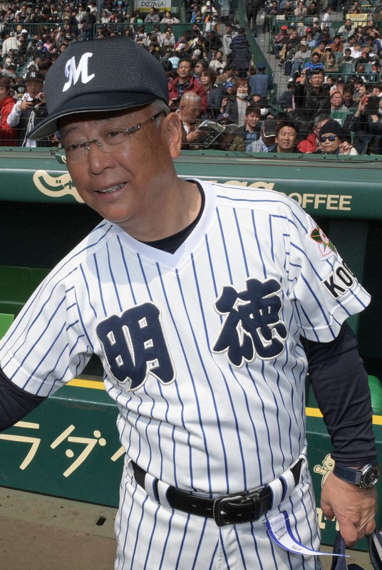 【中央学院5-7明徳義塾】試合後に笑顔を見せる明徳義塾の馬淵史郎監督=阪神甲子園球場で2018年3月25日、平川義之撮影