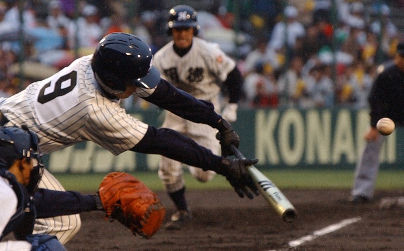 馬淵監督が甲子園で采配した31試合目の第74回選抜高校野球大会1回戦（金光大阪－明徳義塾）。四回裏明徳義塾1死二、三塁、松岡力也がスクイズを決める。この大会は8強に進出＝阪神甲子園球場で、望月亮一撮影