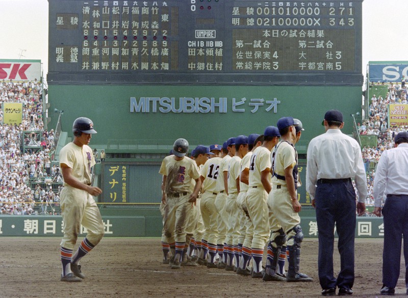 第74回全国高校野球選手権大会2回戦【星稜-明徳義塾】試合に敗れ、整列する星稜の松井(左)=阪神甲子園球場で1992年8月16日