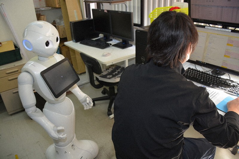 パソコン作業の職業訓練をする利用者に人型ロボット「ペッパー」を通じて作業内容を伝えたり、指導したりする。写真では、田村昭夫センター長に様子を再現してもらった=奈良市大宮町の「3R・マテリアルセンター」で2020年4月25日午後1時19分、萱原健一撮影