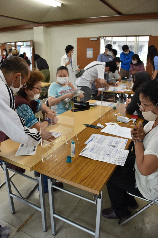 特別定額給付金の申請をサポートする相談会を訪れた外国人住民たち=愛知県豊田市の保見団地で