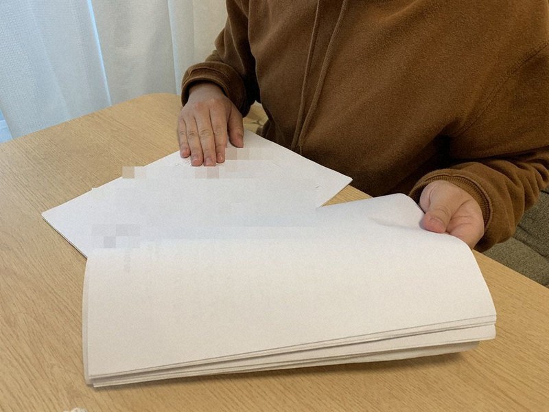 生徒から届いた授業の感想を読む当事者の教師