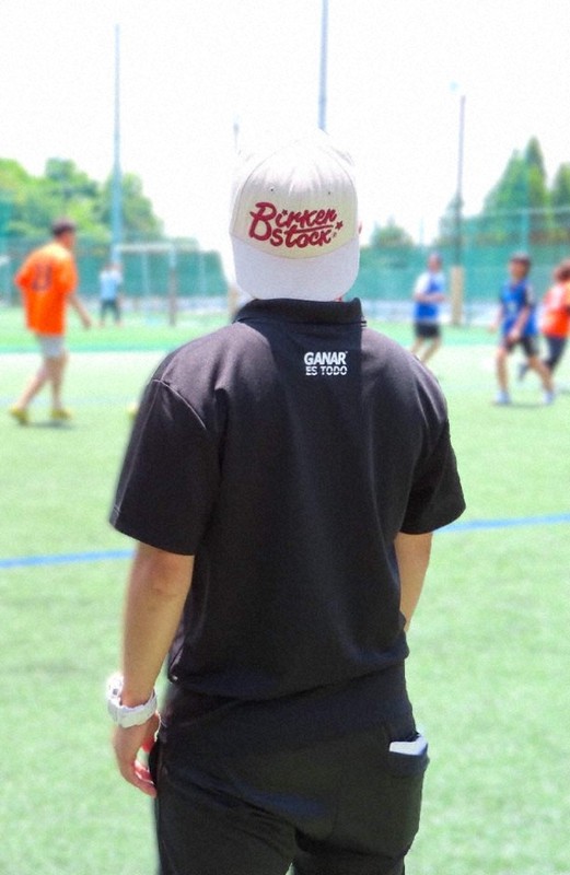 県内スポーツクラブのキャプテンとして活動するトランスジェンダー男性=男性提供