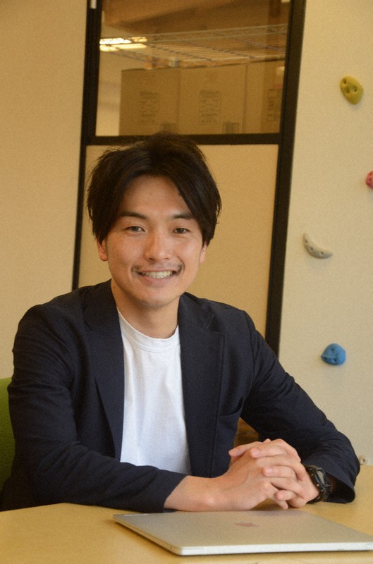 「ベンチャーの雇用を維持する」と語るアソビューの山野智久CEO=東京都渋谷区で、古屋敷尚子撮影