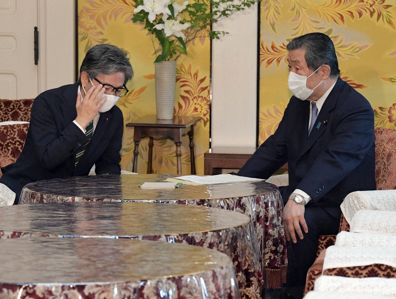 会談に臨む自民党の森山裕国対委員長(右)と立憲民主党の安住淳国対委員長=国会内で2020年6月5日午前9時59分、竹内幹撮影
