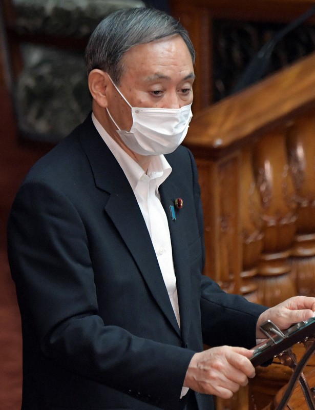 参院本会議で質問に答える菅義偉官房長官=国会内で2020年6月5日午前10時41分、竹内幹撮影