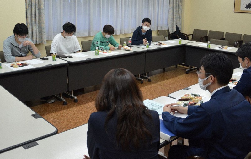 成人祭について話す新郷村の職員(右側手前)と今年度の新成人たち=青森県新郷村山村開発センターで、井川加菜美撮影