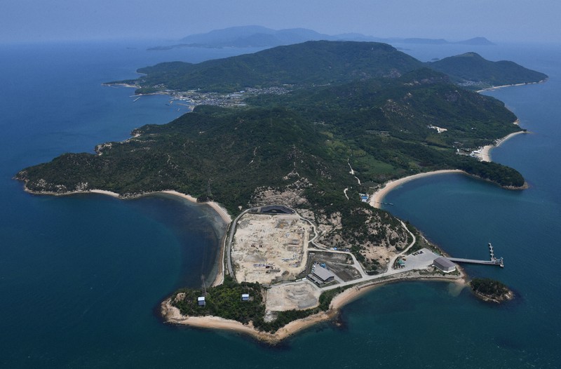 豊島に残るかつての不法投棄現場(手前)=香川県土庄町で2020年6月2日午後0時39分、本社ヘリから木葉健二撮影