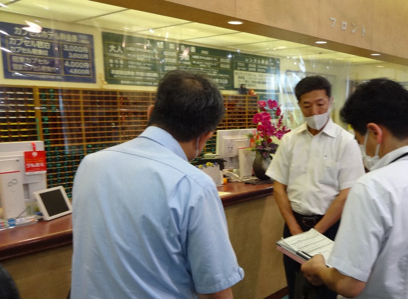 感染予防のためビニールシートで仕切られたフロント=熊本市東区で2020年5月29日午後2時7分、山田宏太郎撮影