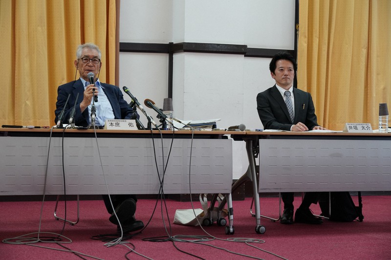 記者会見で小野薬品工業を相手取った提訴について説明する本庶佑・京都大特別教授(左)と井垣太介弁護士=京都市左京区の京都大で2020年6月5日午後3時43分(代表撮影)