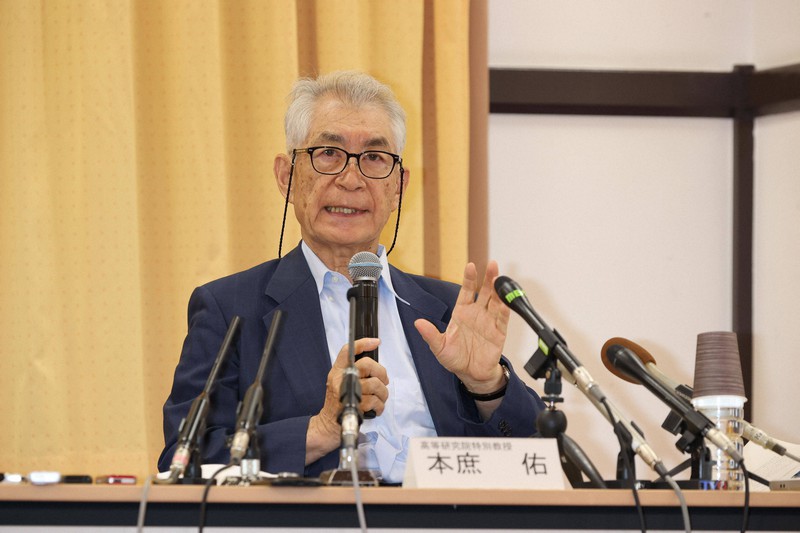記者会見で小野薬品工業を相手取った提訴について説明する本庶佑・京都大特別教授=京都市左京区の京都大で2020年6月5日午後3時42分(代表撮影)