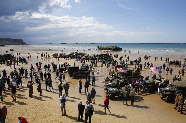 On Sad Anniversary Few To Mourn The D Day Dead In Normandy The
