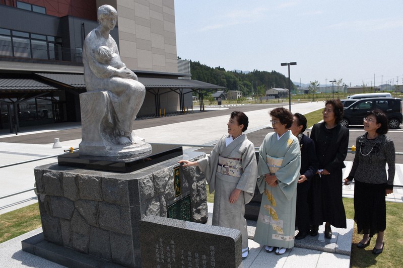 旧日本海軍 記念像 敬礼像 木箱入り 置物 オブジェ 5月29日 日本初の軍神・広瀬武夫の巨大銅像が旧万世橋駅前に登場