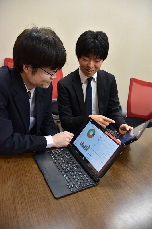休校期間中の生徒の学習時間を確認する教諭たち=東京都三鷹市の都立三鷹中等教育学校で2020年3月5日、成田有佳撮影