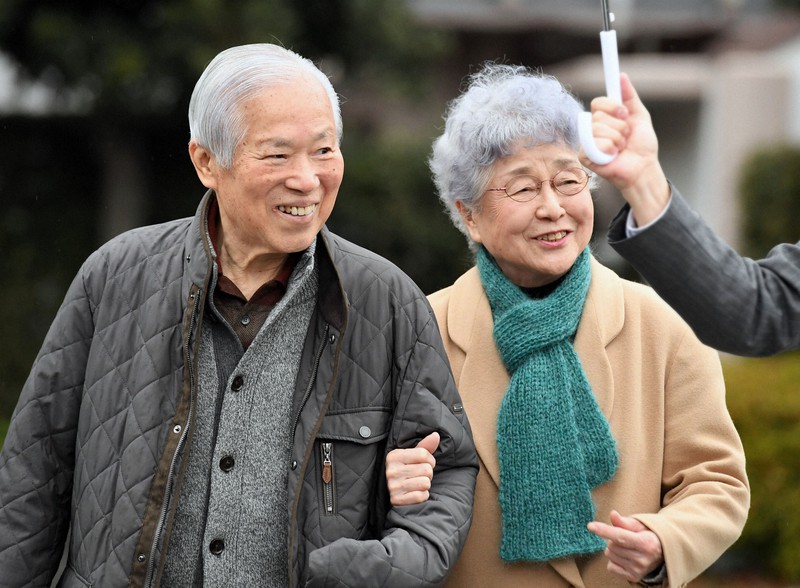 支援者との集会後、腕を組んで笑顔で歩く横田滋さん、早紀江さん夫妻=川崎市で2017年2月5日、竹内紀臣撮影