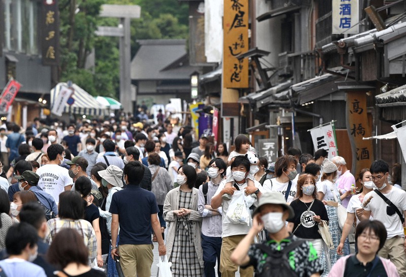 多くの店舗が営業を再開し参拝客らでにぎわう「おはらい町」=三重県伊勢市で2020年6月6日午後0時36分、兵藤公治撮影