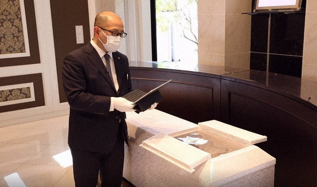 Funeral businesses offer online forms of farewell as Japan