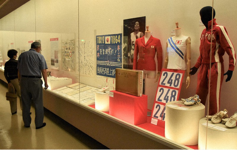 1964年の東京五輪に出場した、県出身の選手のユニホームなどが展示されている企画展の会場=鳥取市の県立博物館で、野原寛史撮影