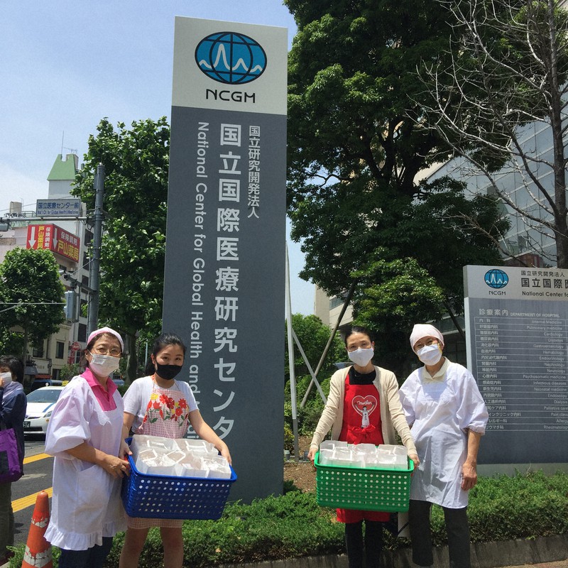 国立国際医療研究センター病院にサラダ弁当を届けるNPO法人「病気の子ども支援ネット 遊びのボランティア」の坂上和子さん(左端)ら=東京都新宿区で2020年6月3日、野村房代撮影