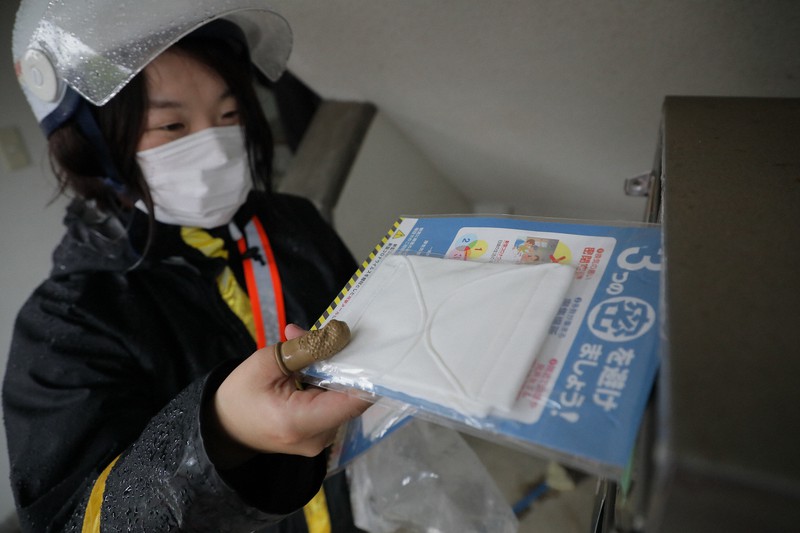 政府が全世帯に配る布マスクを配達する郵便局員=仙台市青葉区で2020年5月23日、和田大典撮影