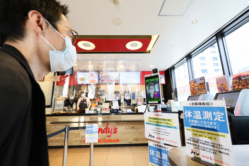 ウェンディーズ・ファーストキッチン赤坂見附店のAIを活用した検温システム=東京都港区で2020年5月28日、吉田航太撮影