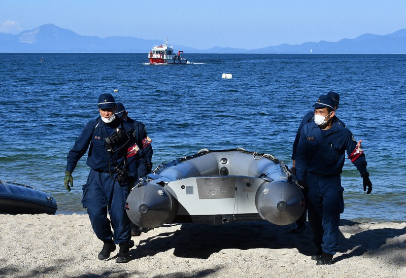 琵琶湖ボート転覆 船やうきわにつかまり救助待った13人 女性1人が入院 毎日新聞