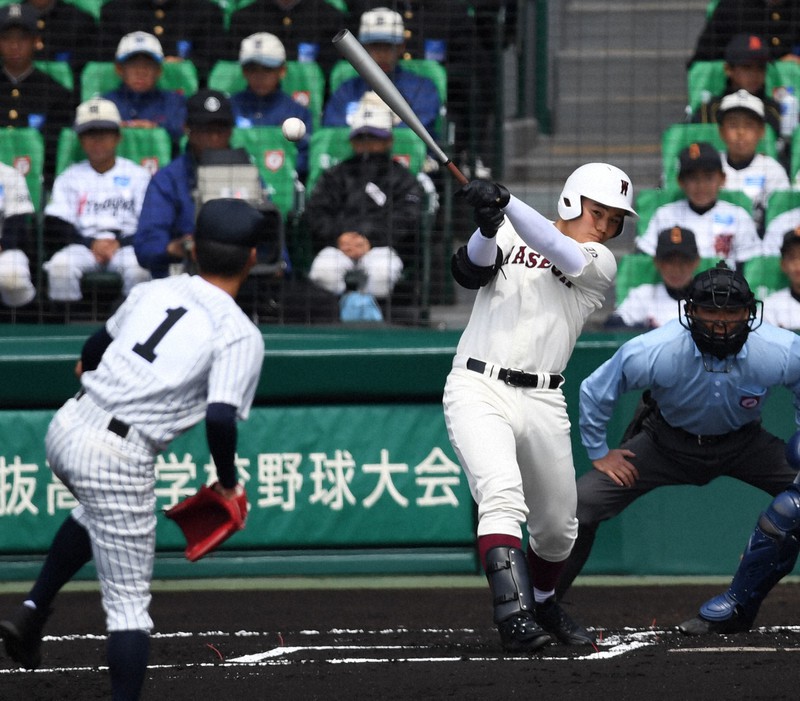 【早稲田実5-4明徳義塾】一回表早稲田実1死一塁、清宮が中前打を放つ(投手・北本)=宮間俊樹撮影