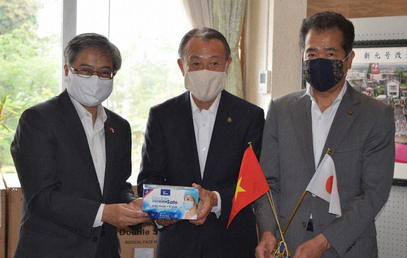 ヴービン総領事(左)からマスクの寄贈を受ける後藤市長(中央)と爪丸裕和市議会議長