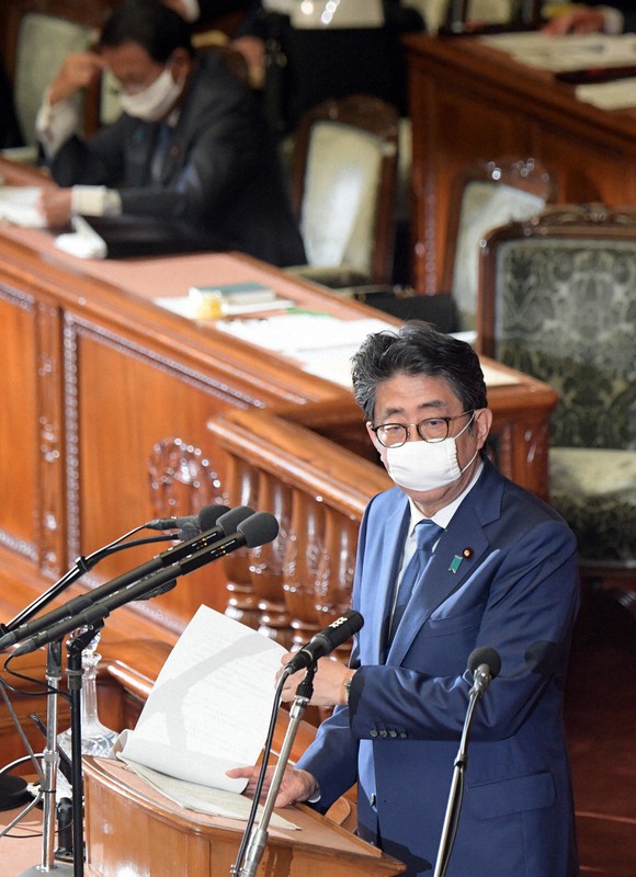 衆院本会議で質問に答える安倍晋三首相(手前)。奥は麻生太郎財務相=国会内で2020年6月8日午後2時10分、竹内幹撮影