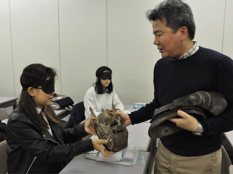 大学で「ユニバーサル・ミュージアム」について講義する広瀬浩二郎さん(右)=神奈川県平塚市で2019年2月15日、成田有佳撮影