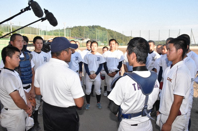 森将之部長の話を真剣な顔で聞く伊香の選手ら=滋賀県長浜市木之本町木之本の同校で、菅健吾撮影