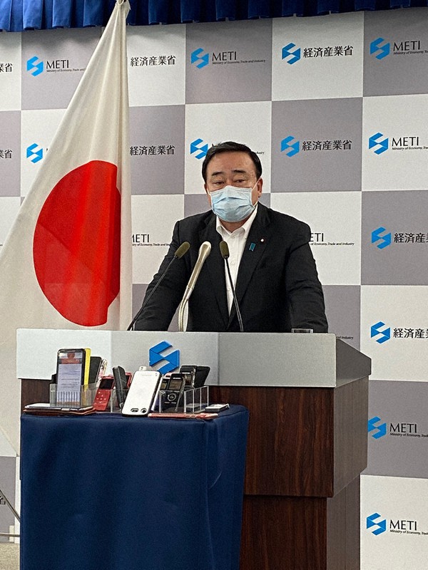 記者会見で委託事業の中間検査実施を表明する梶山弘志経済産業相=東京都千代田区で8日、高橋祐貴撮影