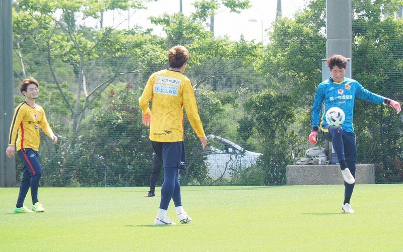 活動再開初日に一定の距離を保ちながら練習をする北九州の選手たち=5月19日、丹下友紀子撮影