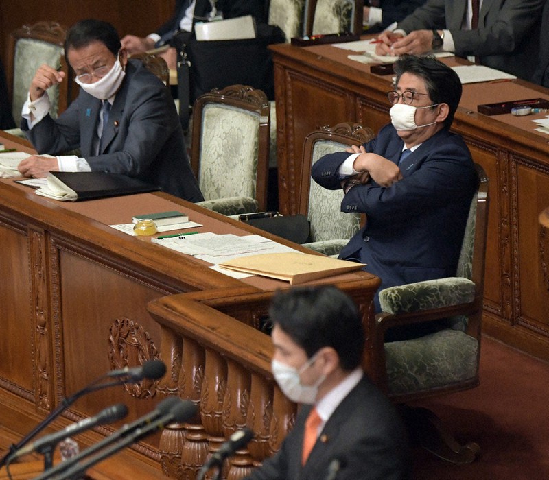 衆院本会議で共産党の藤野保史氏(手前)の質問を聞く安倍晋三首相(奥右)と麻生太郎財務相=国会内で8日、竹内幹撮影
