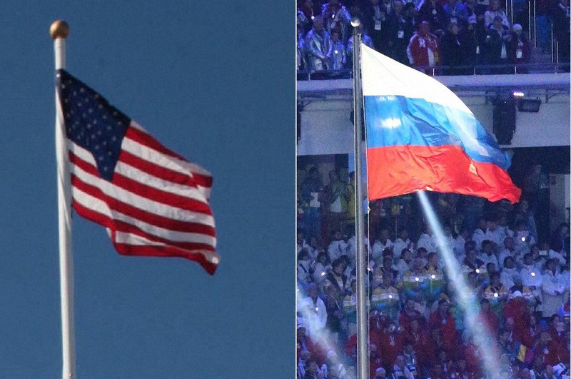 米国旗(左)とロシア国旗