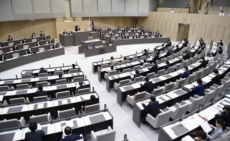 東京都議会定例会で所信表明演説をする小池百合子知事(左奥)=2020年5月27日午後1時5分、丸山博撮影