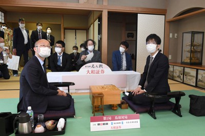 将棋 名人戦 激闘をたどる ４７ 佐藤が３連覇 佐藤天彦名人 羽生善治竜王 第７６期名人戦 毎日新聞