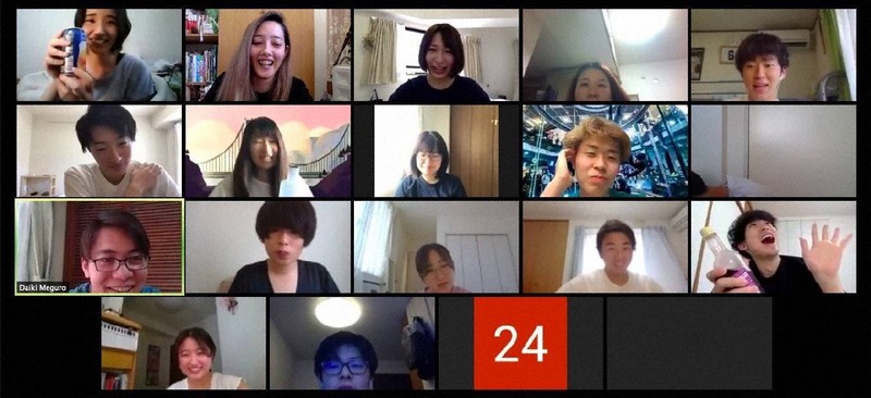 ズームで同級生らと語り合う大学生たち