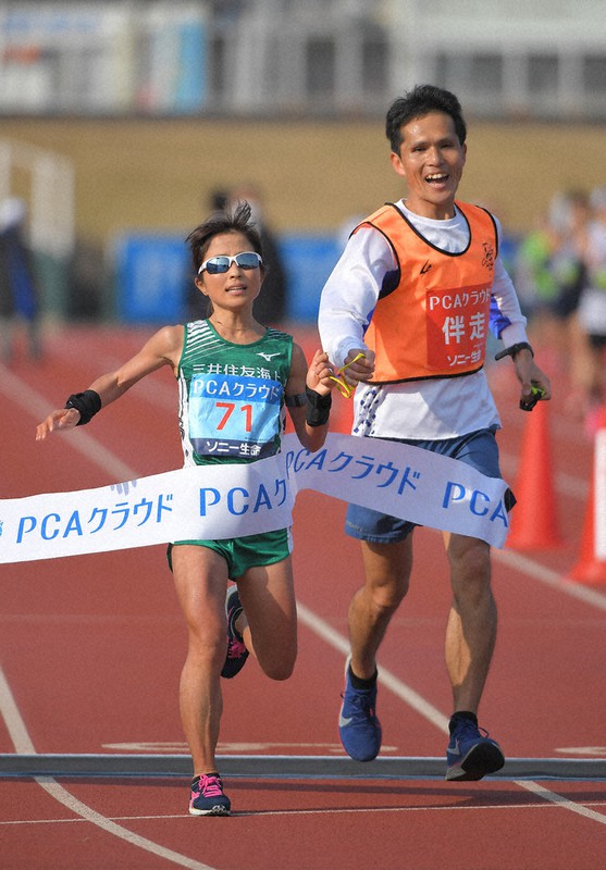 視覚障害選手の部で自身が持つT12世界記録を更新した道下美里(左)=大分市で2020年2月2日、徳野仁子撮影