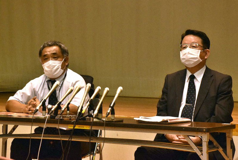 代替大会について発表する県高野連の岩出卓会長(右)と鵜飼治理事長=津市一身田上津部田の県総合文化センターで