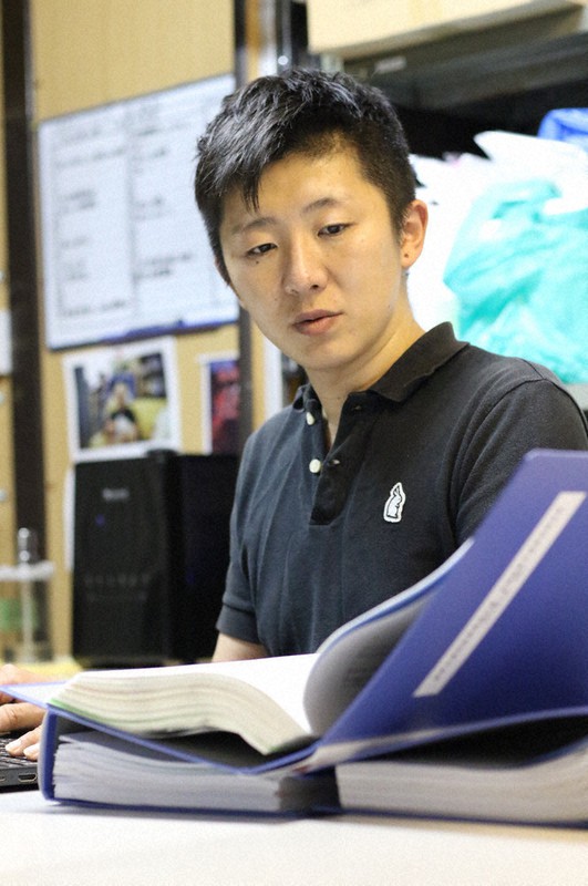 釜ケ崎支援機構職員の小林大悟さん=大阪市西成区で、野田樹撮影