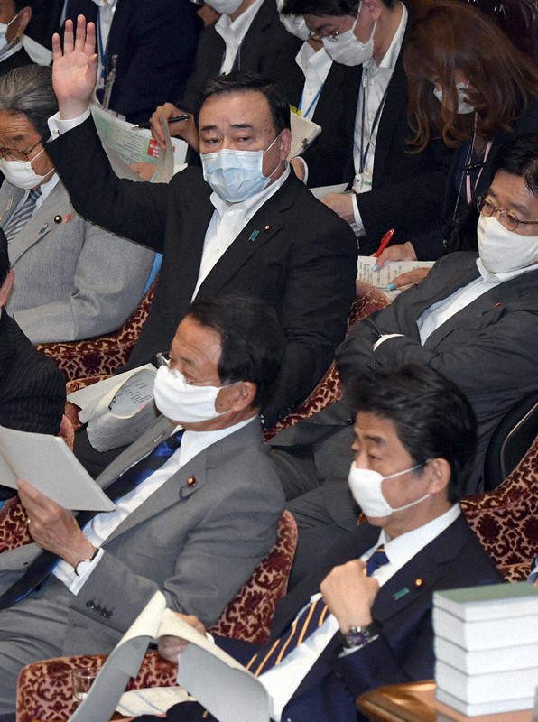 衆院予算委員会で立憲民主党の川内博史氏の質問に答えるため挙手する梶山弘志経済産業相(奥)。手前右は安倍晋三首相=国会内で2020年6月9日午前11時54分、竹内幹撮影