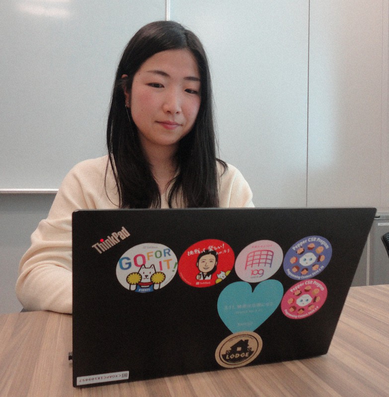 ソフトバンクに勤務するパラテコンドーの太田渉子。テレワーク中は主に社業に取り組み、社内報の作成を行っているという=岩壁峻撮影