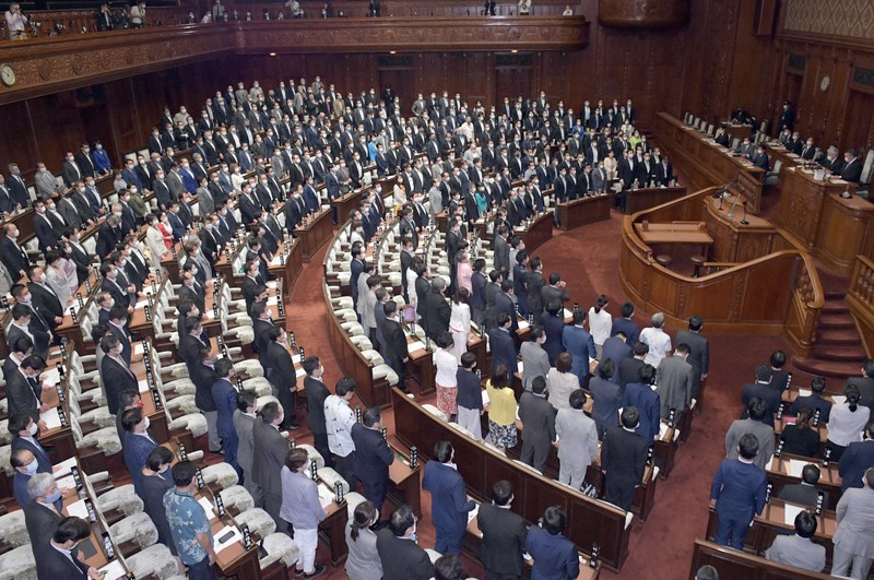2020年度第2次補正予算案を賛成多数で可決した衆院本会議=国会内で2020年6月10日午後0時50分、竹内幹撮影