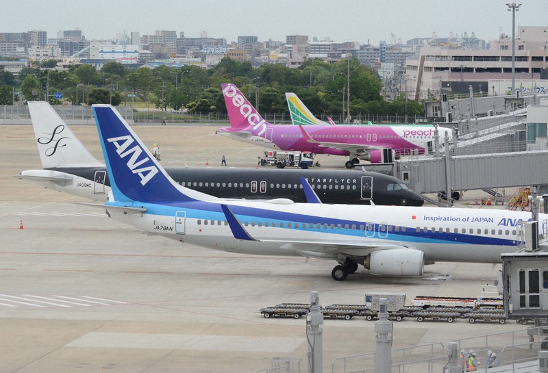 福岡空港に駐機する航空機=福岡市博多区で2020年6月5日、石田宗久撮影