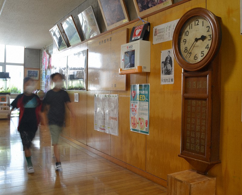 職員室前に掛けられ子どもたちを見守る時計=千葉県大多喜町立大多喜小で
