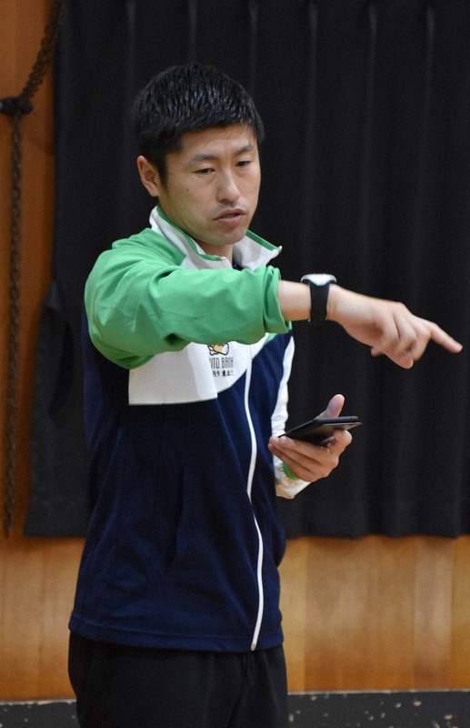 選手に指示を出す北都銀行バドミントン部の佐々木翔監督=秋田市で2020年6月2日午後2時1分、高野裕士撮影