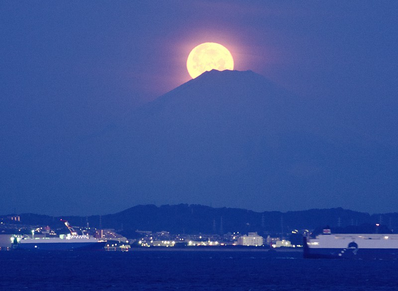 富士山頂に満月が沈む「パール富士」=千葉県富津市の富津岬で2013年2月26日午前5時46分、手塚耕一郎撮影