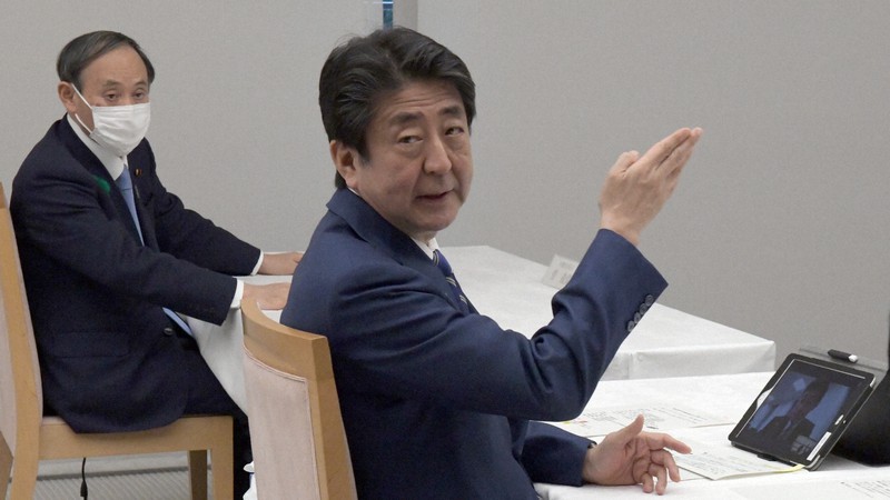 新型コロナウイルス感染拡大で医療物資について企業経営者とテレビ会議をする安倍晋三首相(手前)=首相官邸で2020年4月15日、竹内幹撮影