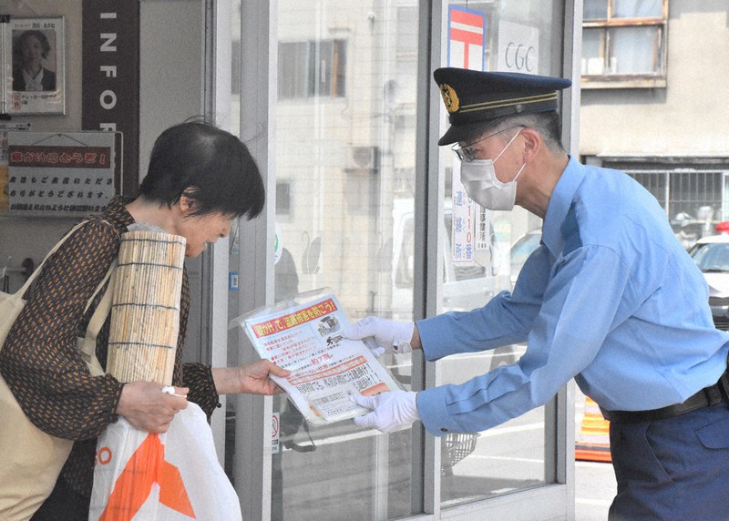 青森連続殺人事件 あす２年 情報求めチラシ配布 青森 毎日新聞